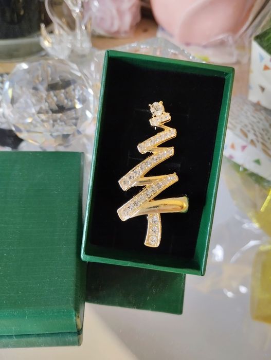 Piękna broszka złota choinka w eleganckim pudełeczku prezentowym grati