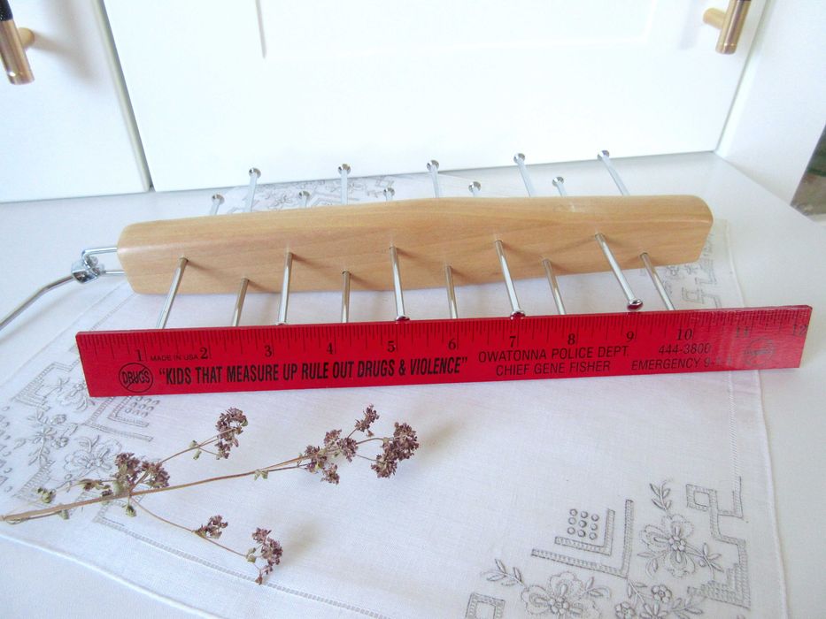 Drewniany  wieszak na paski  krawaty apaszki