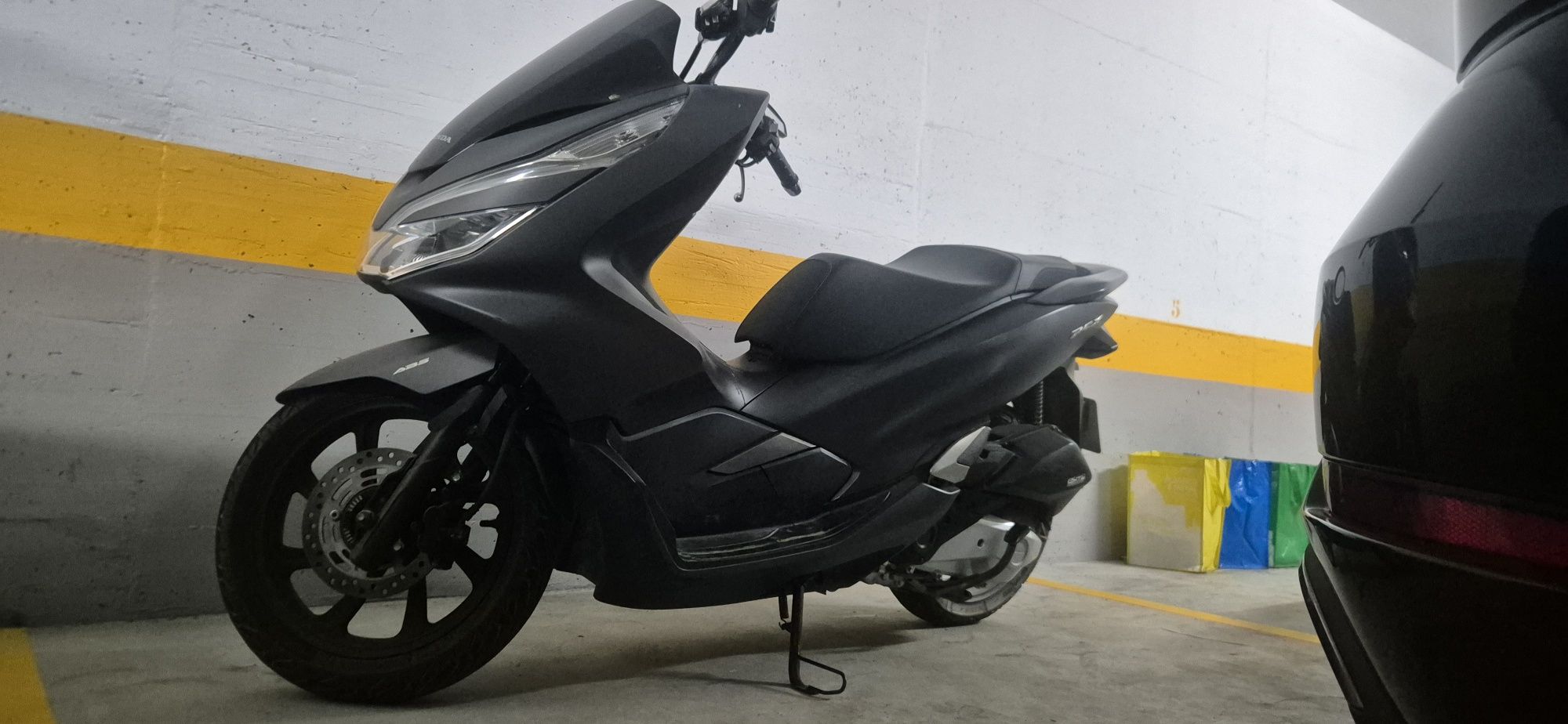 PCX 125cc de garagem