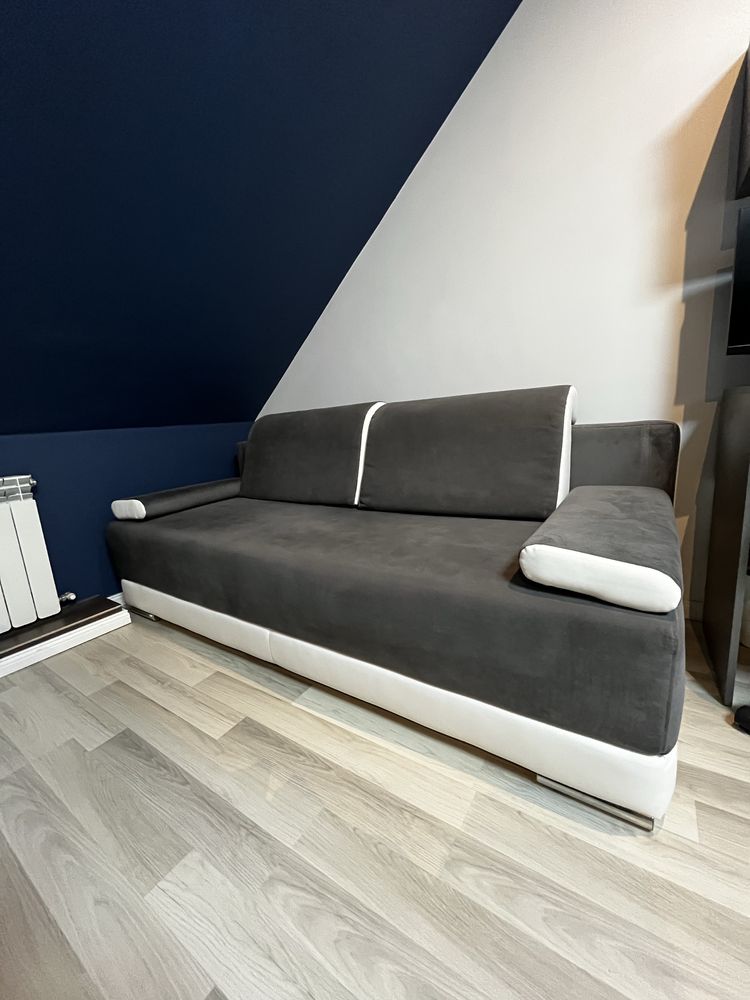 Biało-szara sofa rozkładana