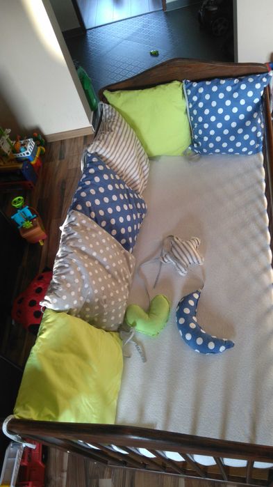 Łóżeczko dla dziecka z szufladą i pełnym wyposażeniem