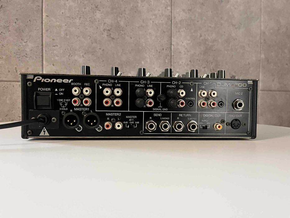 Pioneer DJM-700 – mikser DJ