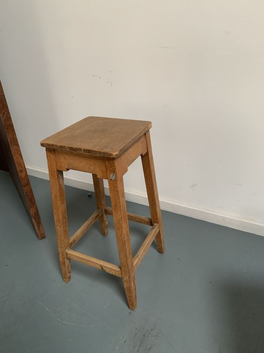 Mesa de trabalho e banco em madeira