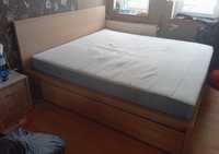 Niespełna dwuletnie łóżko z materacem