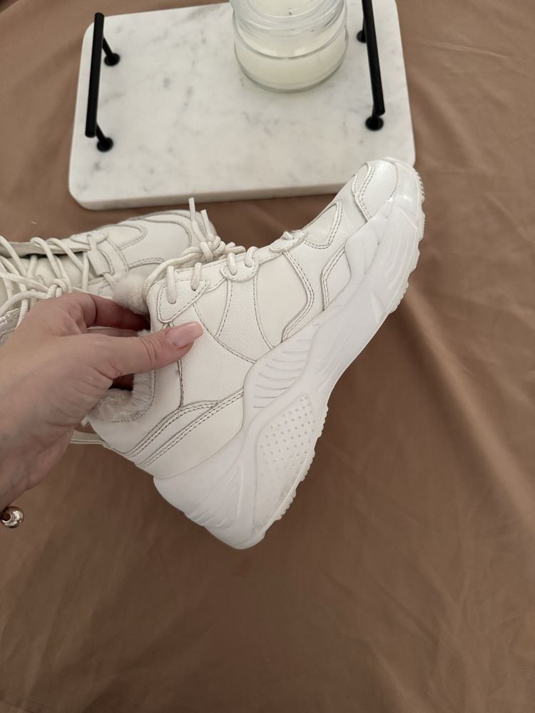 Białe sneakersy z futerkiem Pull & Bear, adidasy