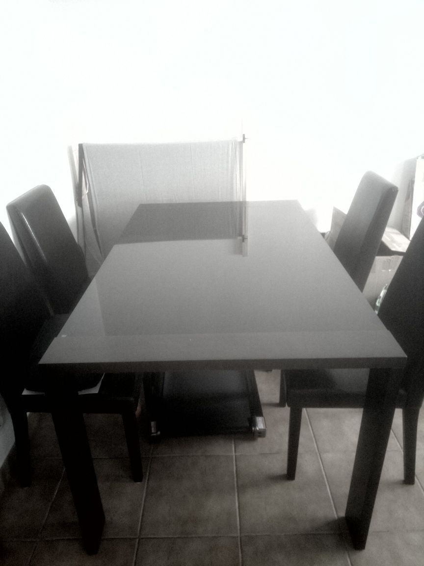 Vendo mesa de Vidro extensível com 4 cadeiras de pele