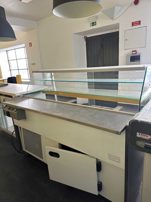 Vitrina Refrigerada de Pastelaria/Charcutaria - 85x150x120cm