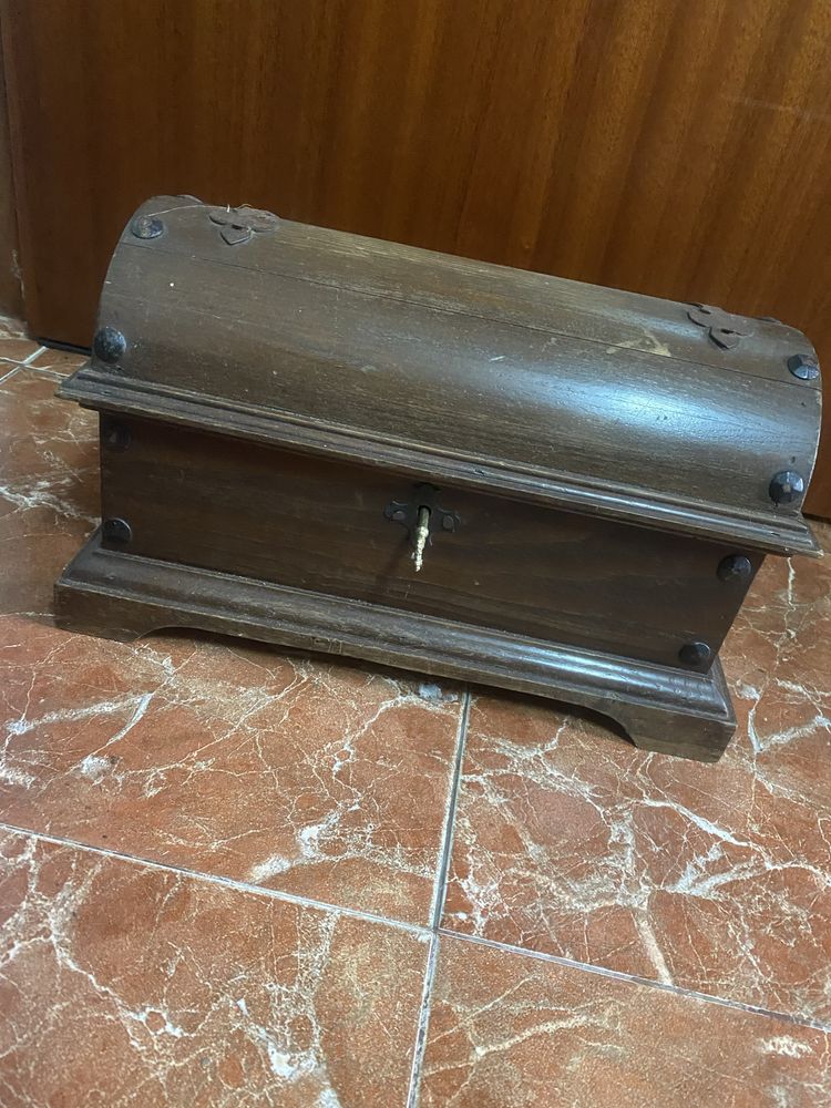 Bau de madeira medio