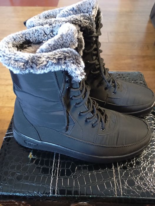 Жіночі чоботи 41 розмір, по устілки 27 см.