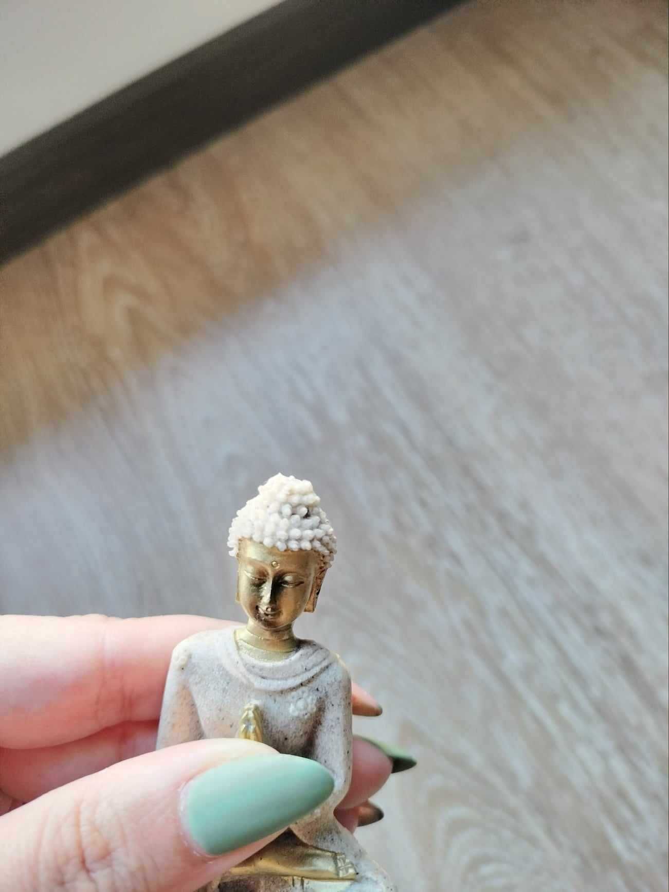 Buda bege e dourado