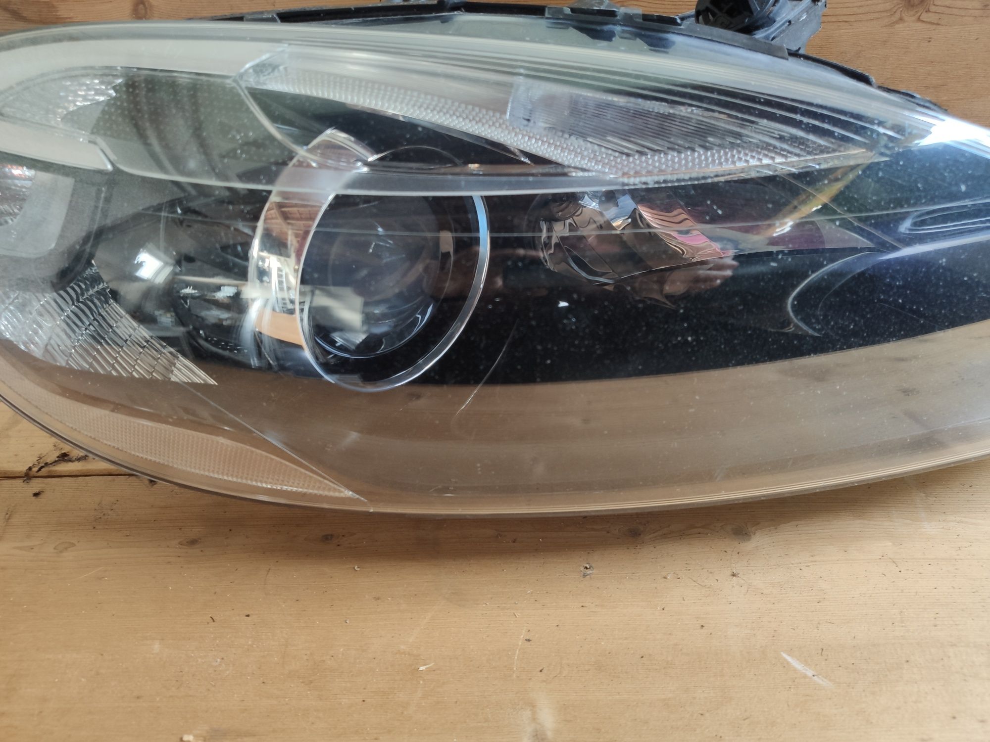 Ótica lado esquerdo  xenon Volvo v40