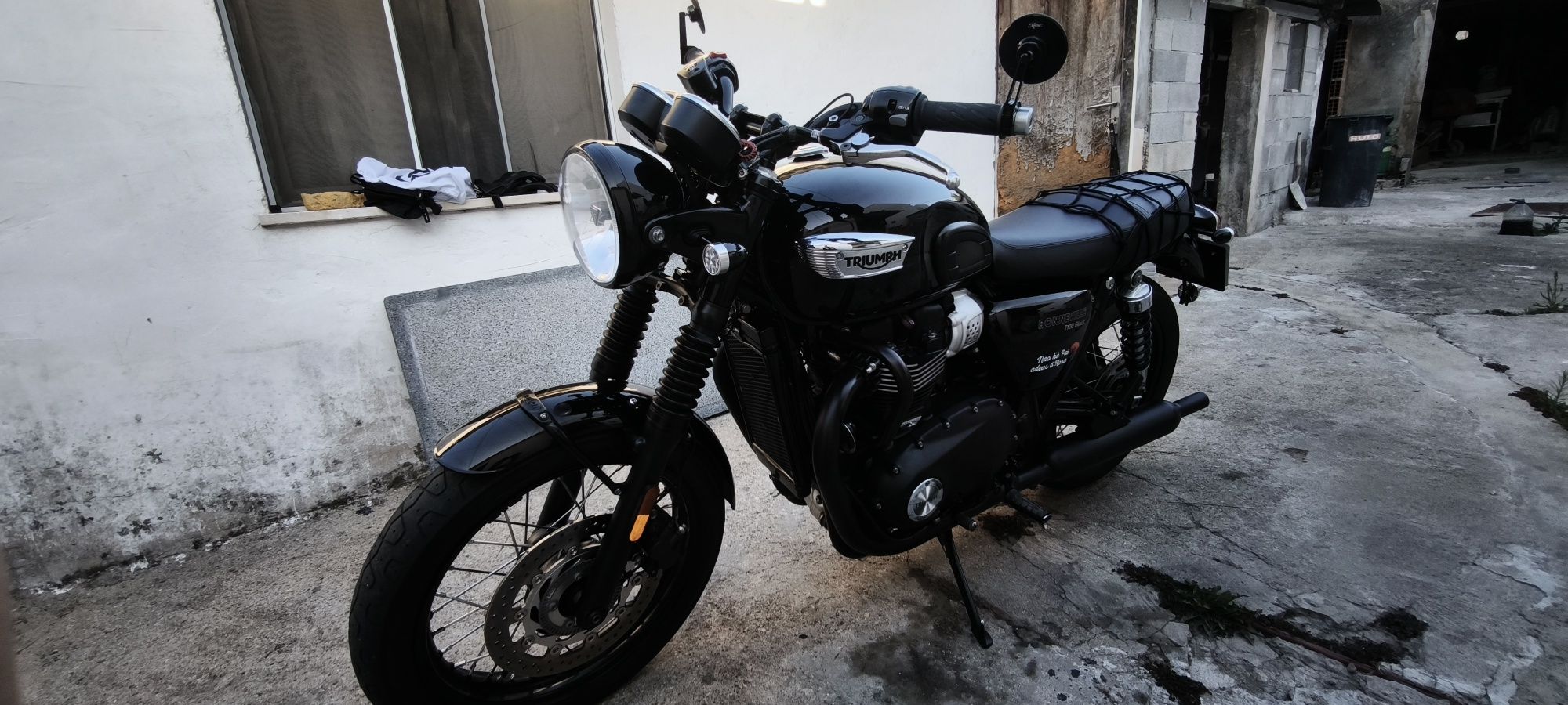 Triumph bonnevile T100 Black edition.