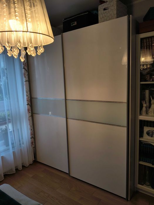 Sprzedam szafę z drzwiami przesuwnymi