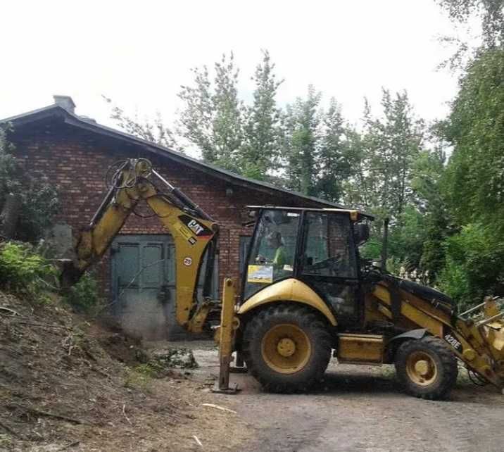 Wyburzenia, rozbiórki Katowice, kruszarka do gruzu, koparko-ładowarka