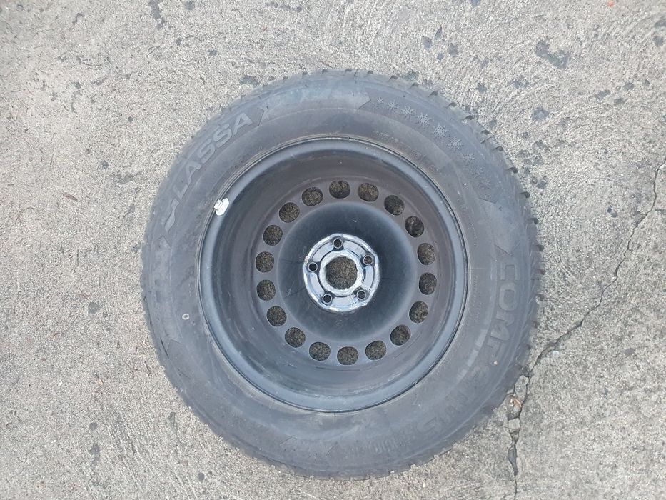 4 opony zimowe z felgami stalowymi  215/65/16R