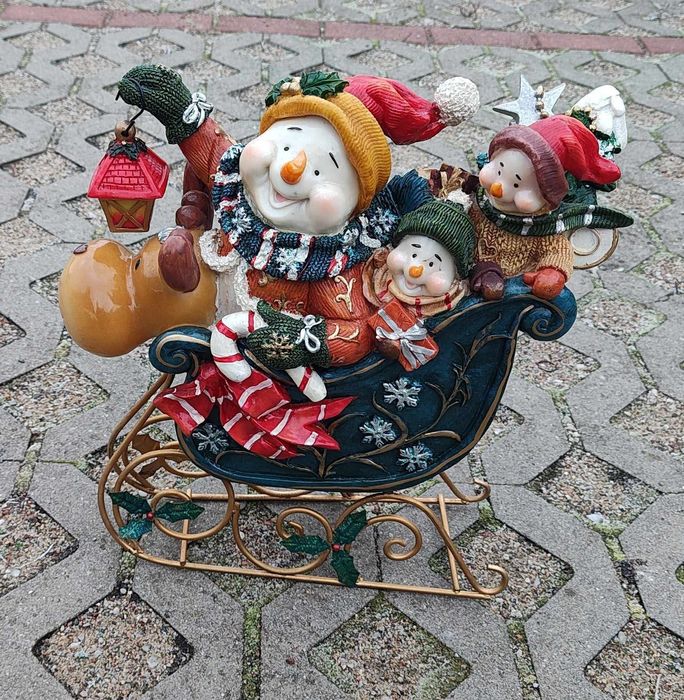 Duży bałwan na metalowych saniach