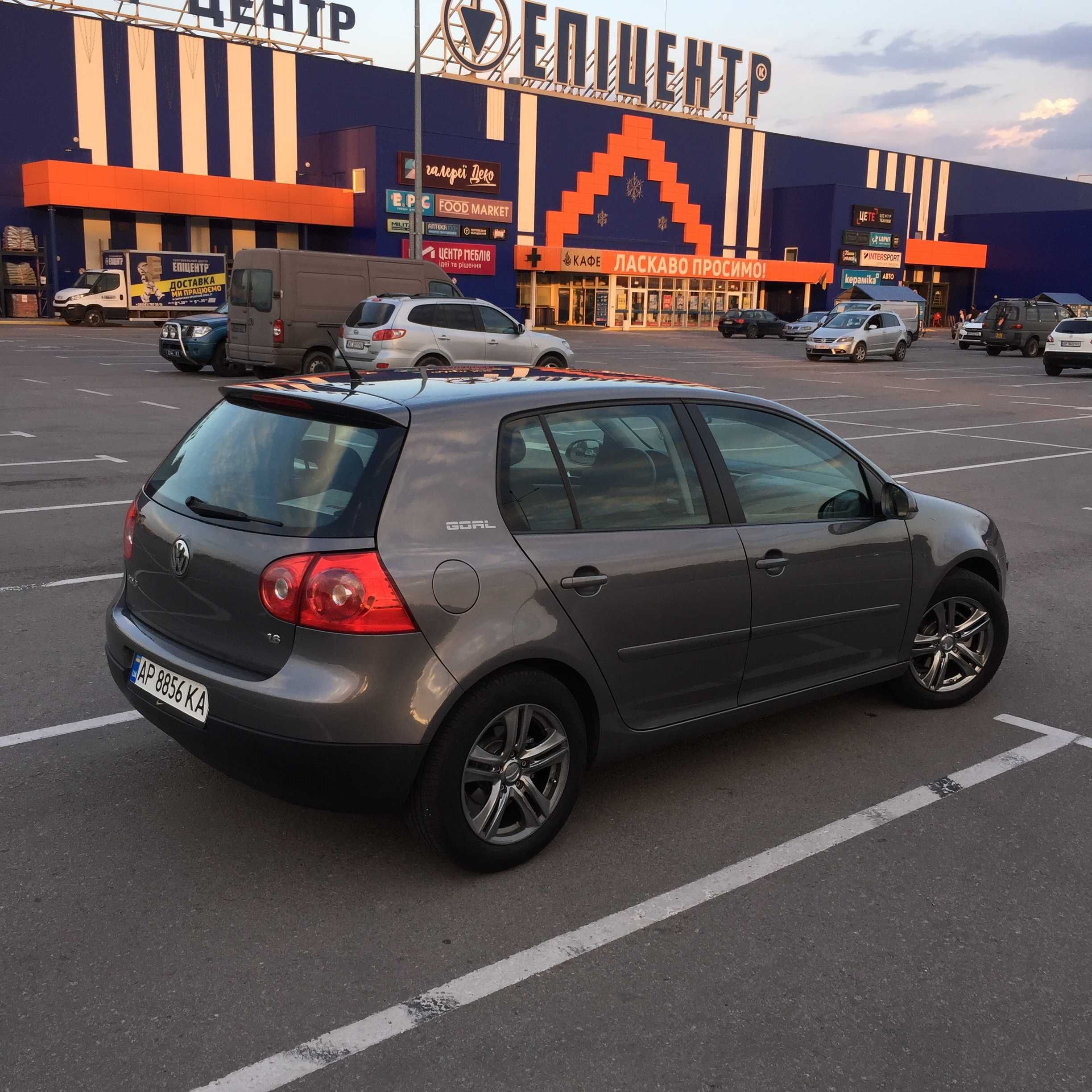 Любимый ухоженный автомобиль Golf 5 1.6 mpi bse