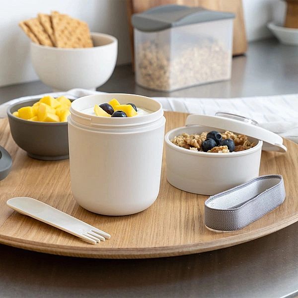 Pojemnik na jogurt 2w1 ze sztućcem i gumką beżowy / Amuse