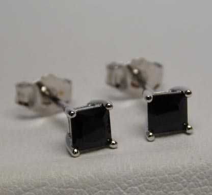 Delikatne srebrne kolczyki kwadratowe czarne cyrkonie sztyfty