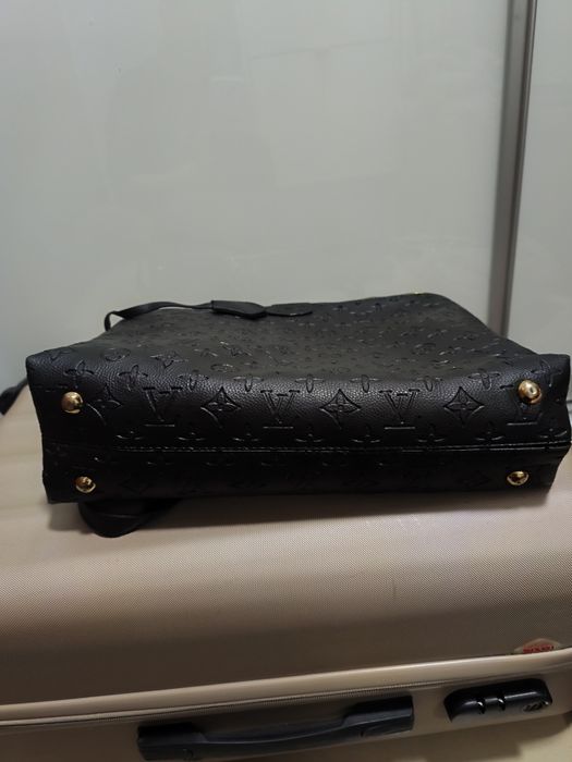 Używana czarna torebka z czerwonym środkiem