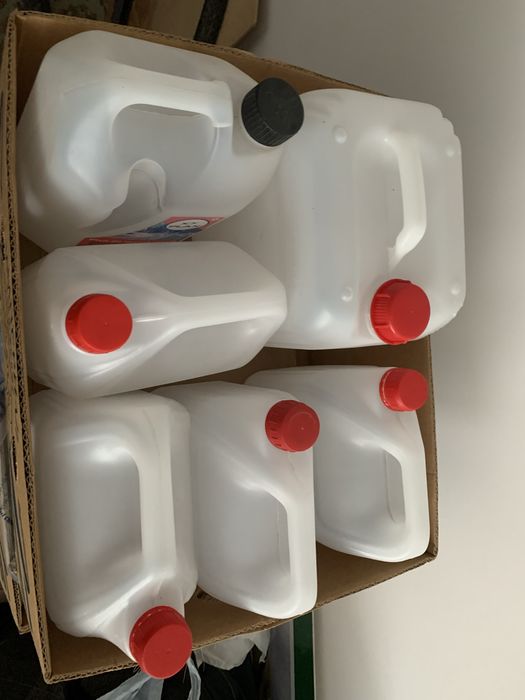 Каністри пластикові.