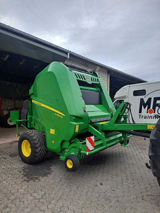 Prasa John Deere V451M