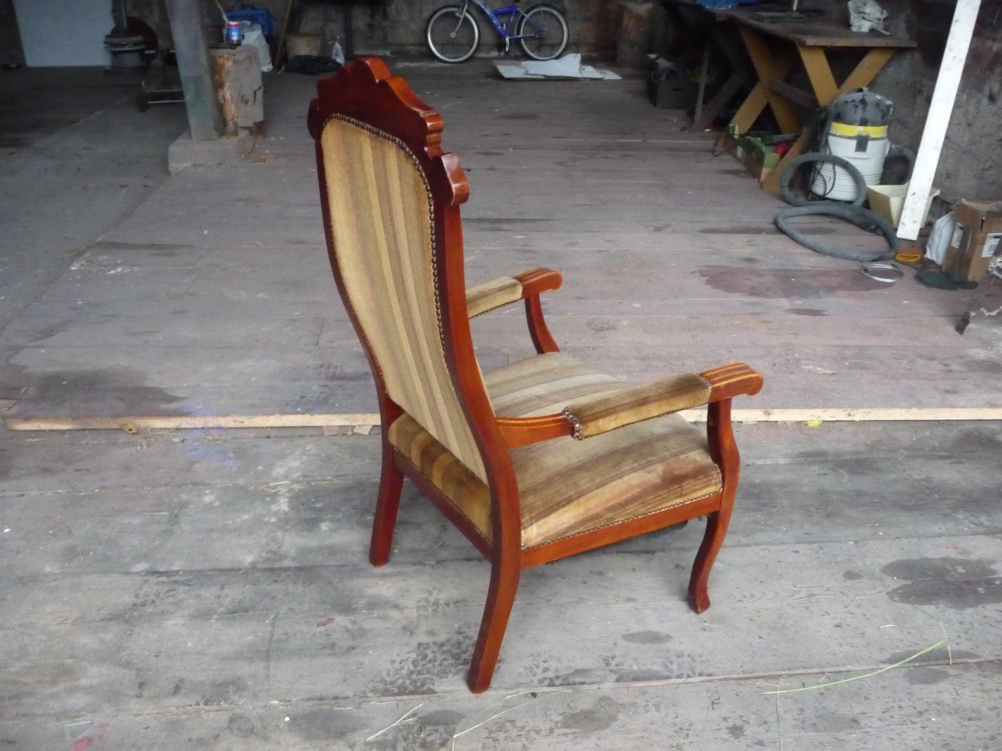 Stary  stylowy fotel
