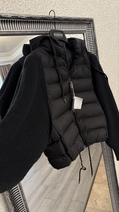 Черная куртка с капюшоном бренд