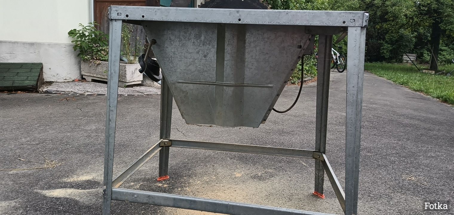 Krajza , piła stołowa 230V