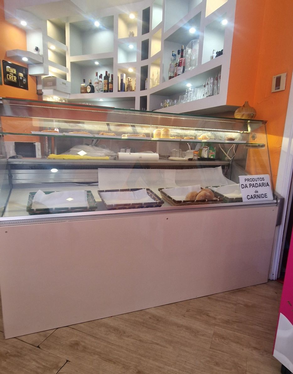 Vitrine refrigerada com prateleiras, frigorífico e expositor
