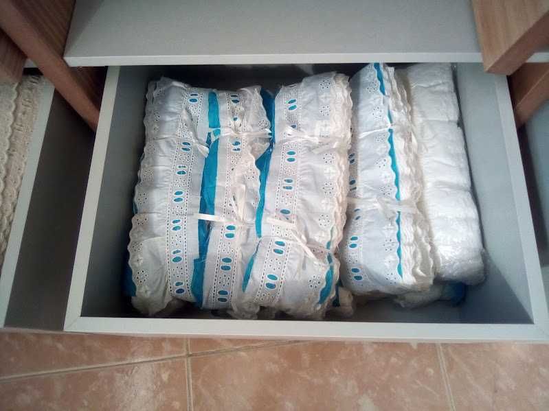 Rendas, elásticos, fechos e fitas variadas