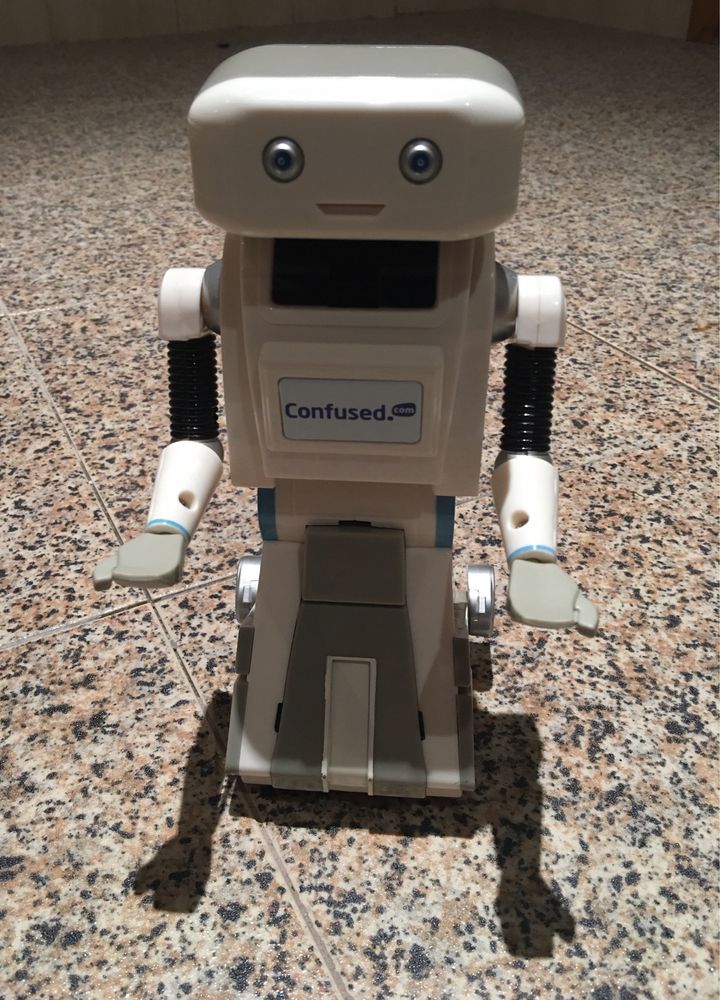 Robot  Brian fala em ingles e anda com recurso a mola nas rodas