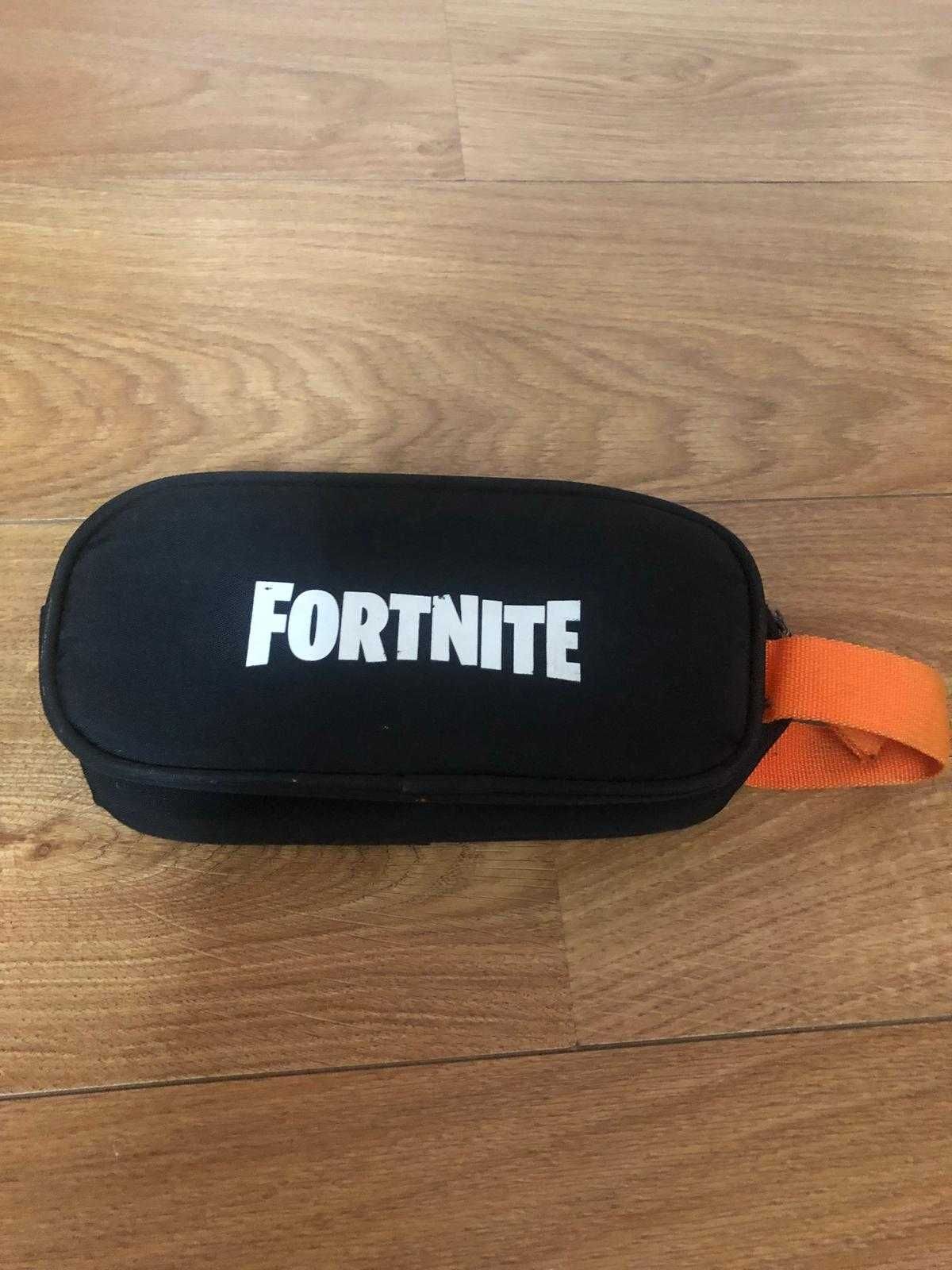 Mochila Fortnite com estojo em bom estado
