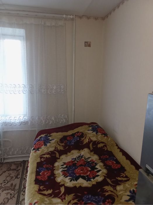 Гарна кімната у секції гуртожитку на 2 сімʼї. Хороший стан, є санвузол