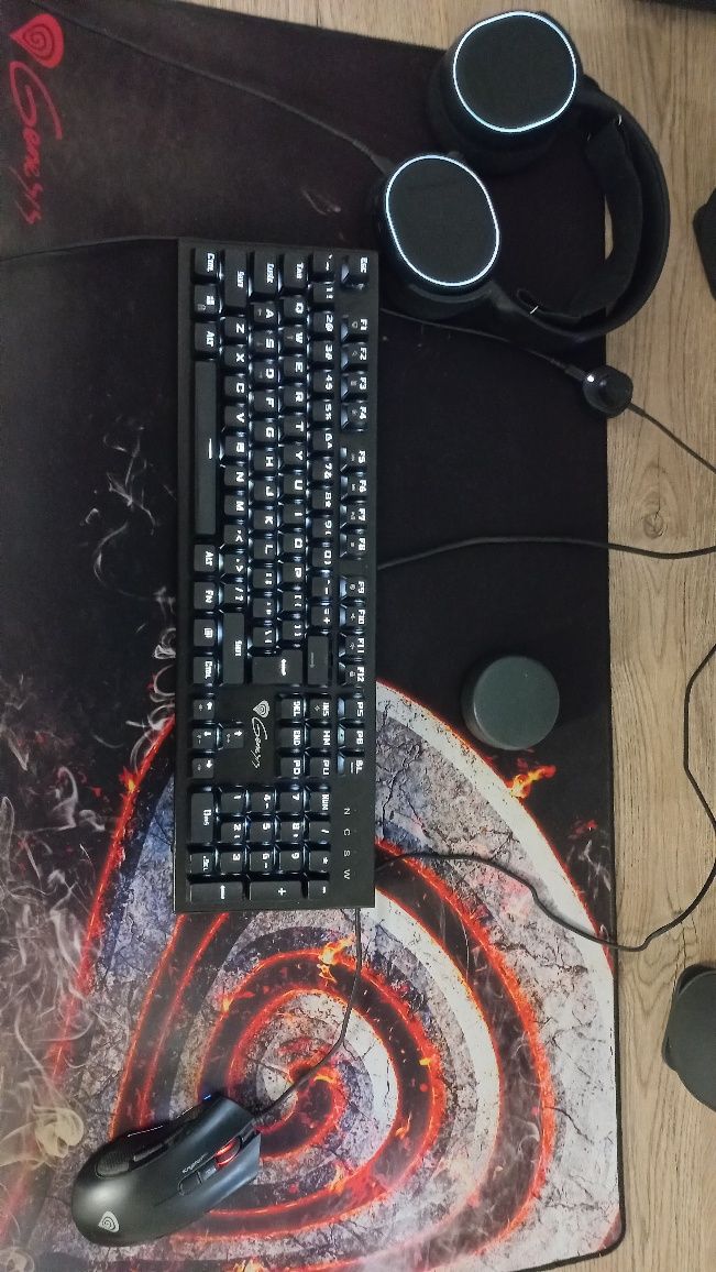 Komputer i7 8700 gtx 1050 ti, monitor, klawiatura, myszka i słuchawki