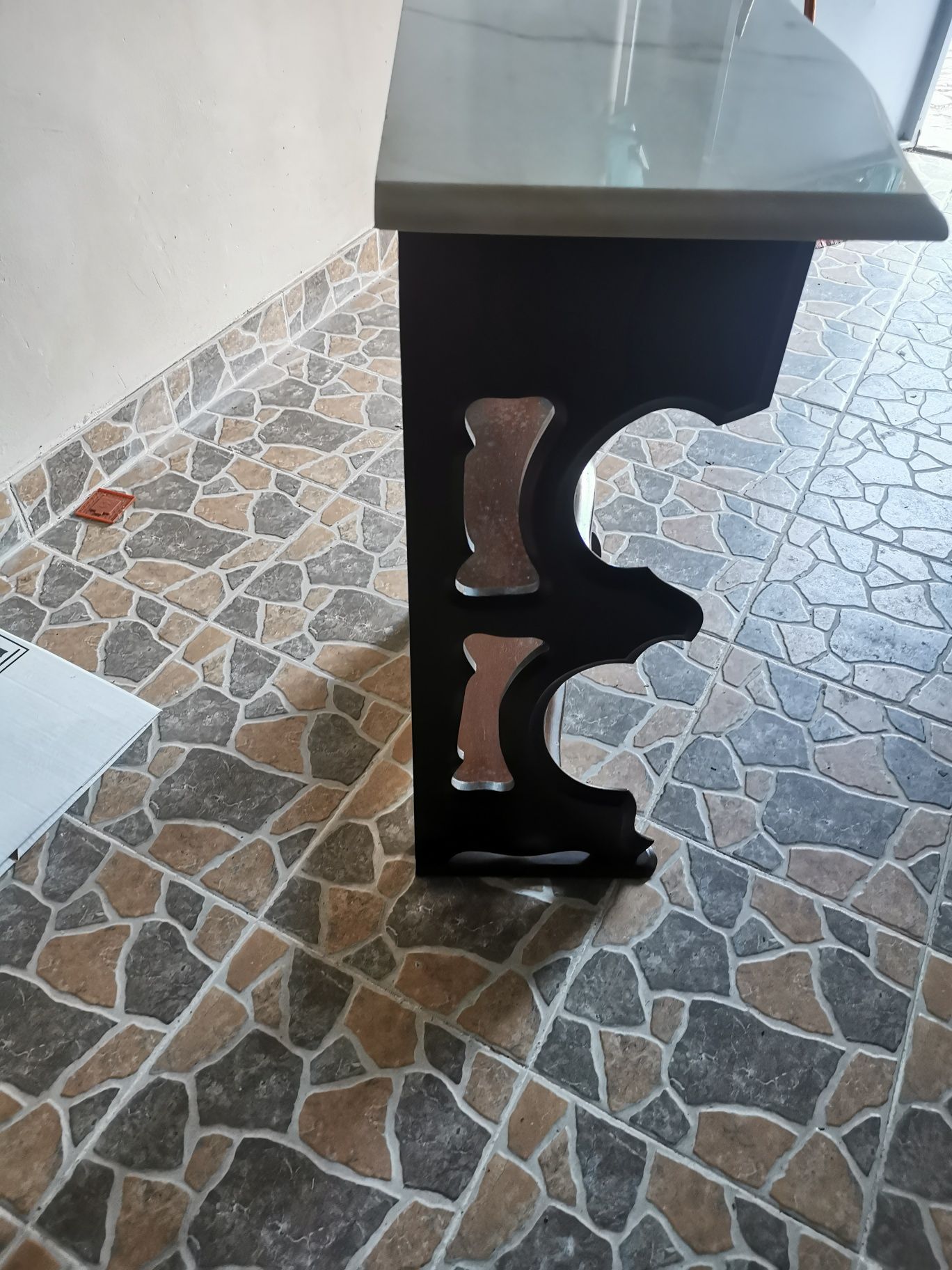 Móvel em mogno com pedra mármore