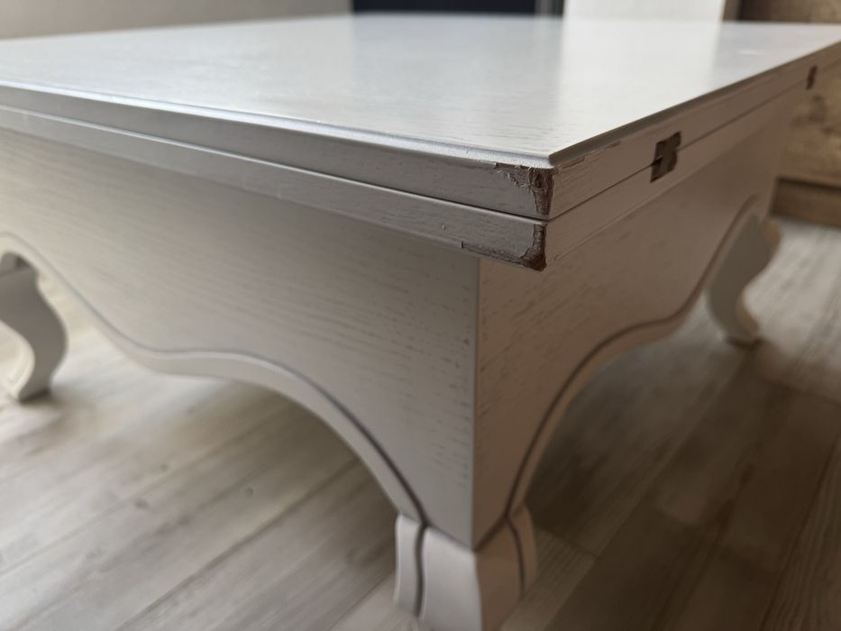 Розкладний стіл білого кольору