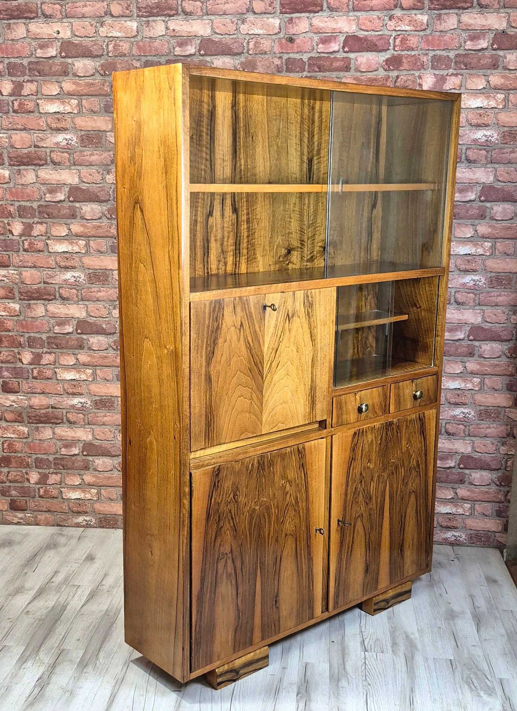 Biblioteczka orzechowa w stylu art deco, lata 50te. Po renowacji