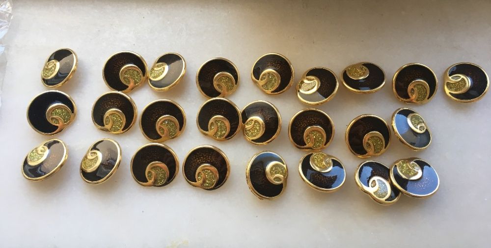 Botões dourados e castanhos