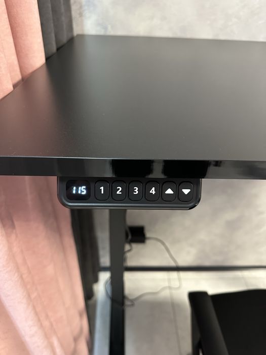 Стіл з електро регулюванням висоти