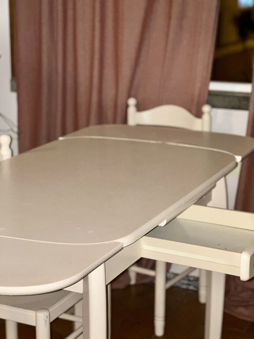 Mesa extensível com 4 cadeiras