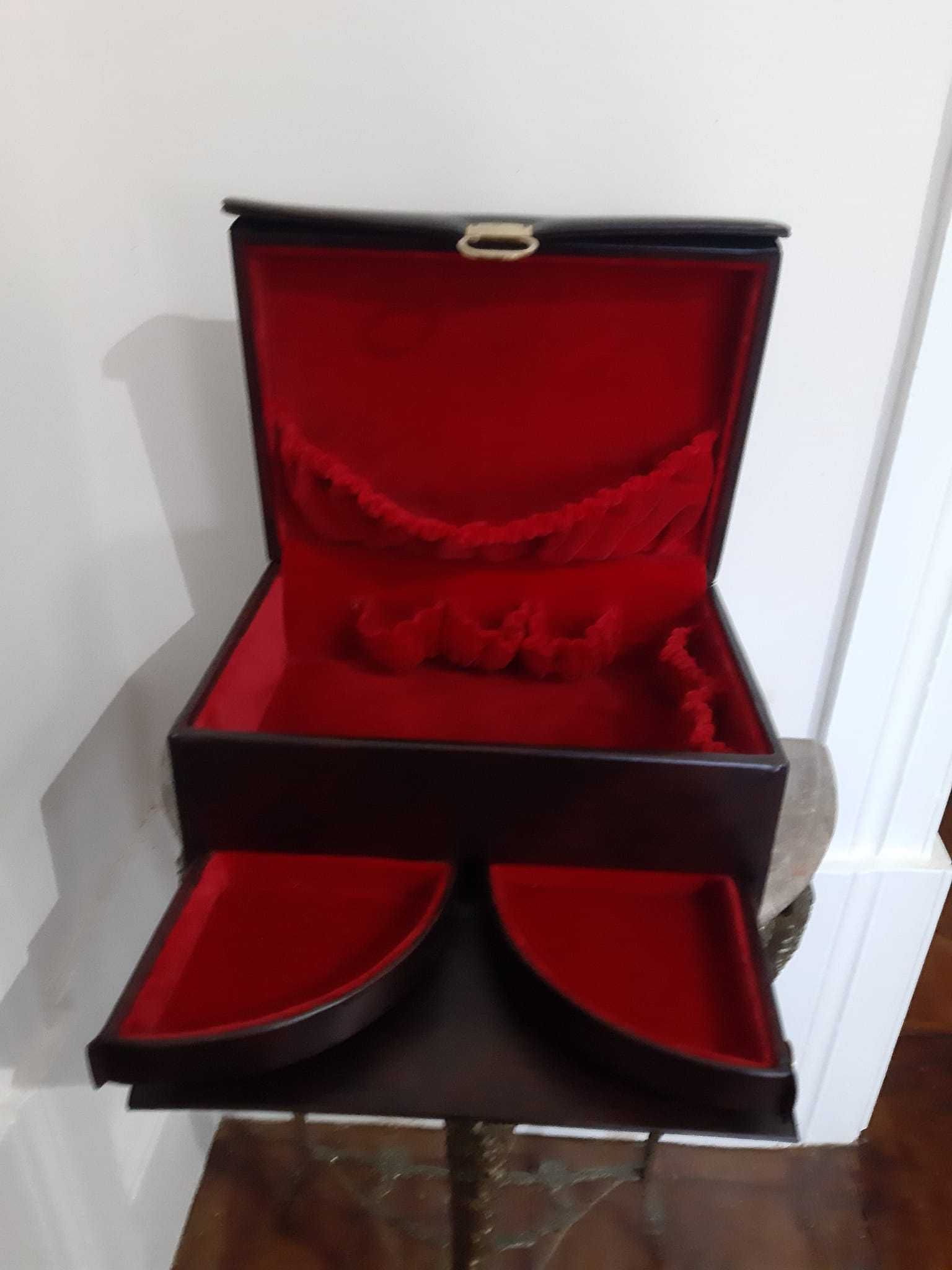 Antigo e Grande Necessaire com muita arrumação.
