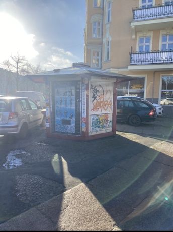Kiosk wraz z lokalizacja i automat Vending napoje cbd