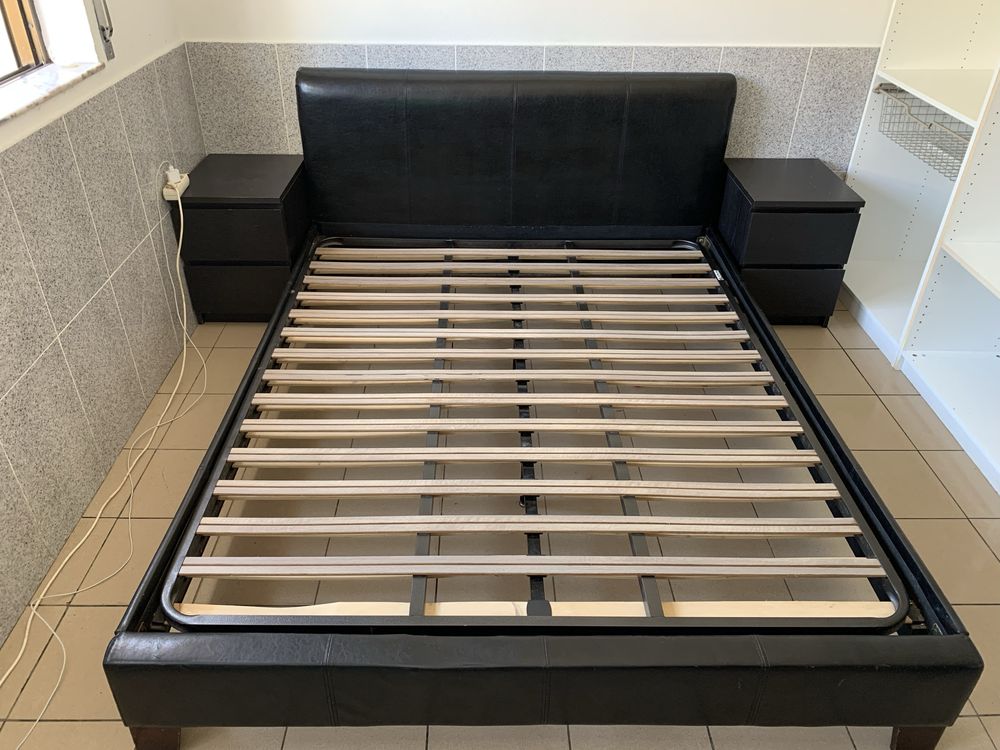 Cama estofada em couro preto ja com grades