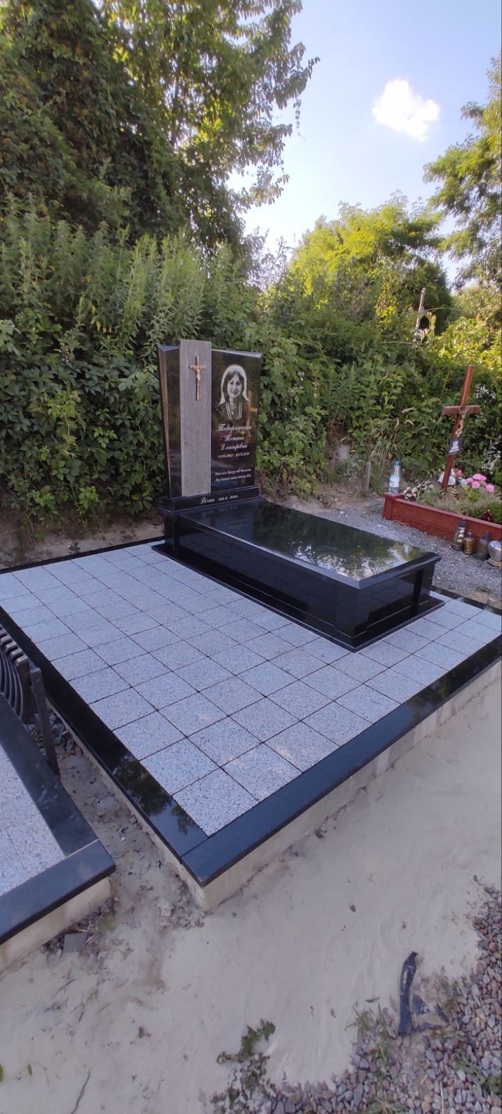 Бруківка довкола пам'ятника , гранітна бруківка , тротуарна плитка.