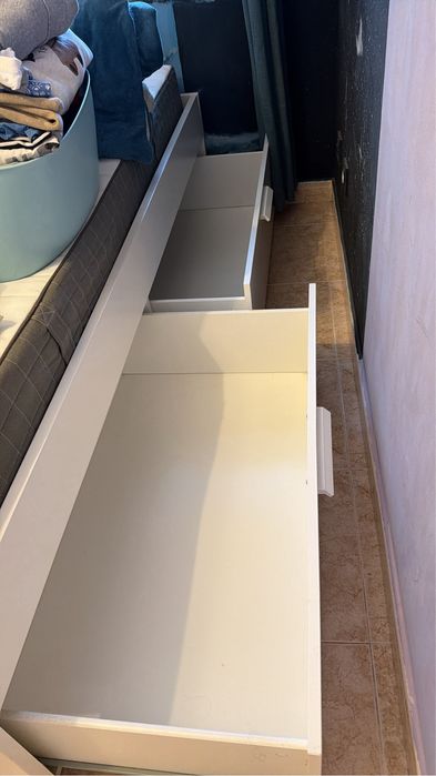 Quarto casal completo/ cama com arrumacao/ cabeceira/ mesa de cabeceir