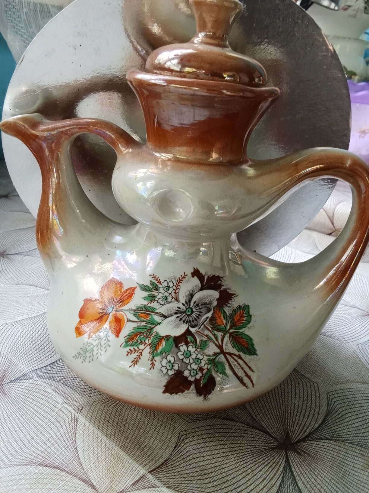Чашки, сахарница, рюмки, тарелки
