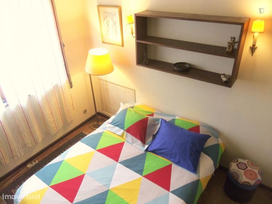 464880 - Quarto c/cama de casal em apartamento...