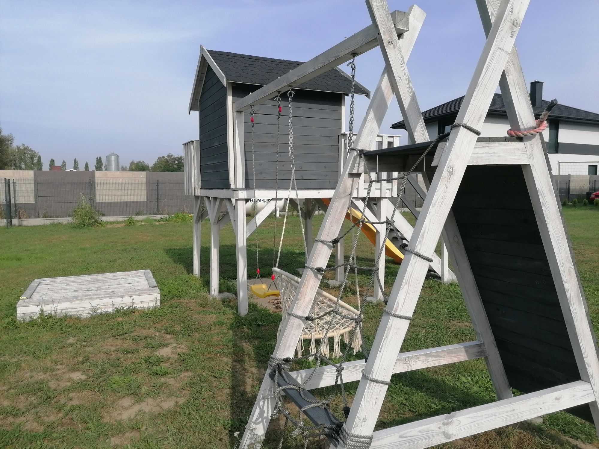 Plac zabaw dla dzieci domek drewniany zjeżdżalnia wspinaczka bujaczki