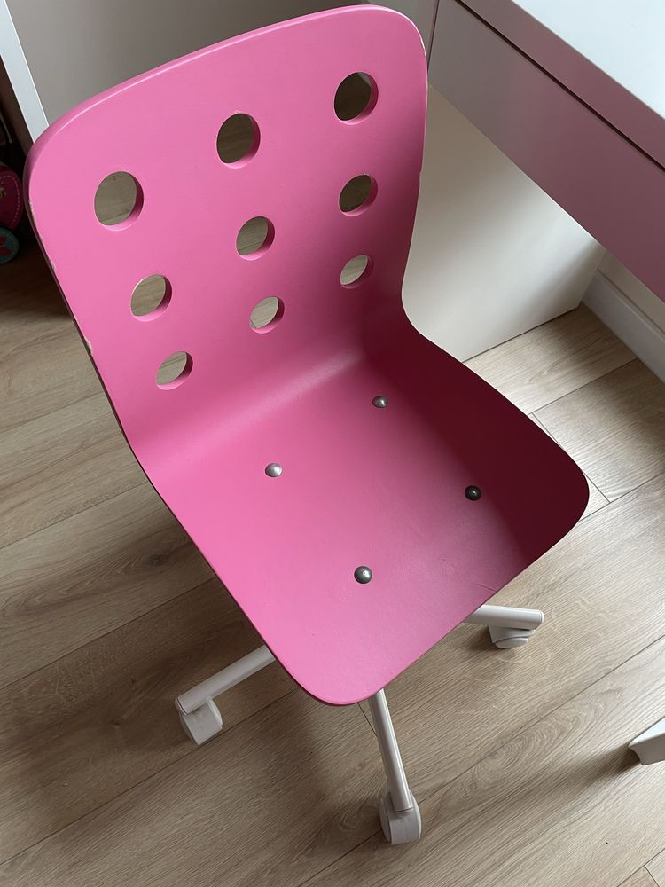 Biurko Ikea Micke 73x50 krzeslo biurowe rozowe Jules Ikea zestaw